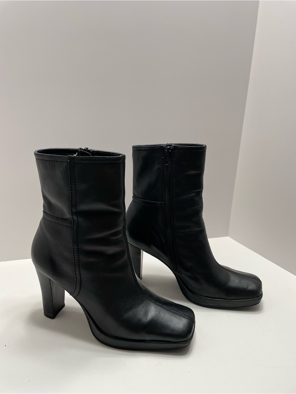 Apostrophe Black Square-Toe Ankle Booties with Mid Heel Size 8